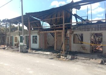KEADAAN rumah didiami Anche Le Tewi Raman sekeluarga dan empat keluarga lain yang terbakar di Jalan Haji Sirat, Renggam di Johor.