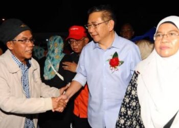 SALAHUDDIN Ayub bersalaman dengan orang ramai pada Majlis Jamuan Kenduri Rakyat Petugas Parlimen Pulai di Kempas, Johor Bahru.