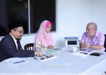 SULTAN Ibrahim Sultan Iskandar menerima mengadap Hazlina Jalil (tengah) dan Aminuddin Jamin yang menyembah taklimat pembinaan JES Kota Tinggi di Istana Bukit Pelangi, Johor Bahru