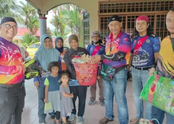 NURUL Nadlisa Hamdan menerima sumbangan daripada Ismail Nyasa (tiga dari kanan) melalui Program Konvoi Amal Ramadan kelab itu di Kluang, Johor, hari ini.
