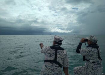 ANGGOTA Maritim Malaysia melakukan pemantauan di kawasan permukaan laut perairan Mersing bagi mengesan tiga lagi mangsa yang hilang setelah hanyut berhampiran Pulau Tokong Sanggol, Johor.