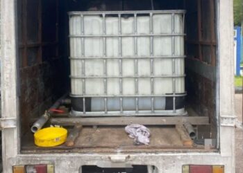 POLIS menyita sebuah lori yang digunakan seorang lelaki bagi kegiatan penyelewengan minyak diesel di Ulu Tiram, Johor Bahru.