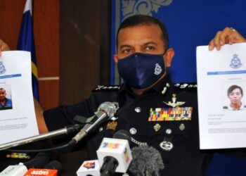 AYOB Khan Mydin Pitchay menunjukkan gambar orang kanan kepada ketua sindiket  Wong King An (kiri) dan The Chin How  yang terlibat dalam penipuan pembelian pakej telefon bimbit melibatkan kerugian RM8.6 juta pada sidang akhbar di IPK, Johor Bahru disini. UTUSAN/RAJA JAAFAR ALI