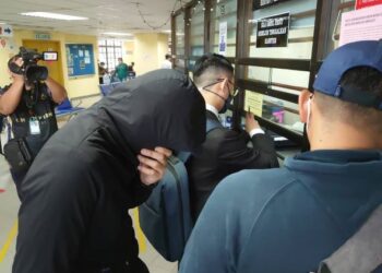 MUHAMAD Basri Bonari didenda RM2,000 setelah mengaku bersalah menerima rasuah RM700 di Muar ketika dihadapkan ke Mahkamah Sesyen di Johor Bahru, hari ini.