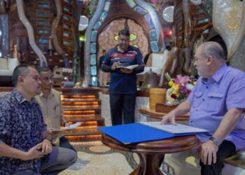SULTAN Ibrahim Sultan Iskandar menerima mengadap Mohammed Shakib Ali di Istana Flintstone, Mersing di Johor.