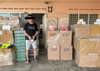 SEORANG lelaki ditahan bersama rampasan rokok serta arak tidak bercukai dalam serbuan di Taman Sari Cempaka 7, Jalan Junid, Muar. - FOTO/IHSAN PGA