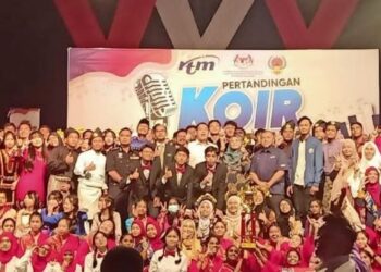 LING Tian Soon (tengah) merasmikan Pertandingan Koir Perpaduan di Auditorium RTM Johor.