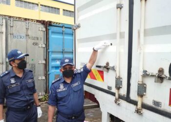 ABDUL Latif Abdul Kadir menunjukkan kesan tembakan di sebuah lori yang membawa muatan arak seludup bernilai RM1.8 juta dalam sidang akhbar di Ibu Pejabat Kastam Johor, di Johor Bahru, di sini.