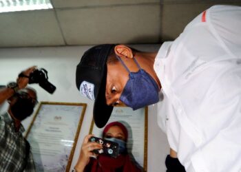 HANAFI HUSIN didakwa atas empat pertuduhan memperdayakan seorang ahli perniagaan untuk menyerahkan wang sebanyak RM2.3 juta di Mahkamah Sesyen Johor Bahru.