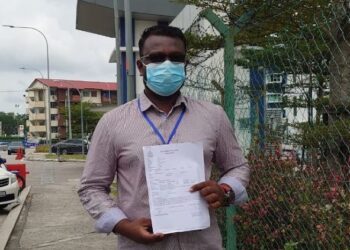 S. Dayalan menunjukkan laporan polis yang dibuat berhubung penipuan penjualan tiket VTL palsu terhadap rakyat Malaysia di Singapura di IPD Johor Bahru Selatan, di sini.