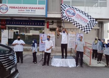 MOHD. Hairi Mad Shah (tengah) melepaskan konvoi Program Kasih Ihya Ramadan PUJB di Pusat Komersial Iskandar Puteri, di sini hari ini.