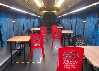 BAHAGIAN dalam bas milik ahli PMPPB yang diubah suai sebagai usaha menawarkan perkhidmatan Covid-19 Bus Mobile Vaccination kepada kerajaan di Johor.