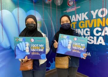 PASANGAN kembar OKU, Nur Nabihah dan Nur Nabila Mohamed Salleh menerima suntikan vaksin pertama mereka melalui PICK Remaja di PPV Hospital Pakar KPJ Johor di Johor Bahru.
