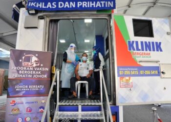 SEORANG penduduk PPR Sri Stulang, Mohammad Hussin menerima suntikan pada Program Jelajah Vaksin Bergerak Prihatin Johor di Dewan Serbaguna Sri Stulang di Johor. -UTUSAN/RAJA JAAFAR ALI