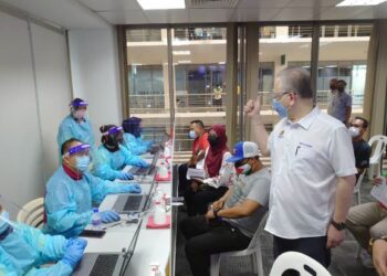 WEE Ka Siong (kanan) melawat Pusat Vaksinasi Industri di Pelabuhan Tanjung Pelepas, di Iskandar Puteri, Johor.