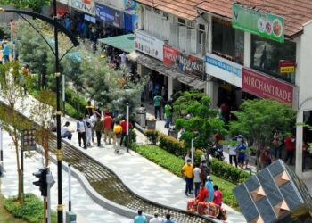 CAPTION

WARGA asing menjadikan laluan pejalan kaki di Sungai Segget tempat berkumpul di Jalan Wong Ah Fook, Johor Bahru. - UTUSAN/RAJA JAAFAR ALI