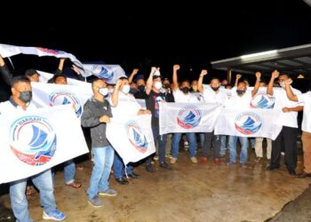 SEBAHAGIAN daripada bekas ahli Bersatu Bahagian Tanjung Piai memberi sokongan dan menyertai Warisan pada sidang akhbar di Pekan Nanas, Pontian. UTUSAN/RAJA JAAFAR ALI