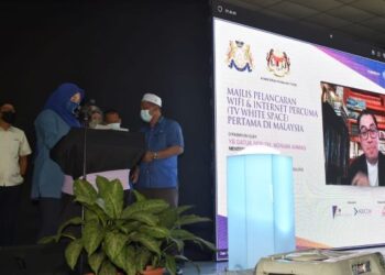 NORAINI Ahmad melancarkan projek wifi dan internet percuma TVWS yang pertama di Malaysia dengan projek perintis di Taman Industri Seri Sulong di Parit Sulong, Batu Pahat, Johor.