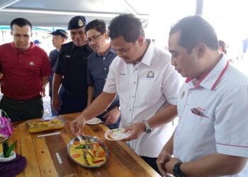 ZAHARI Sarip (dua dari kanan) mencuba gulai lemak ikan air tawar selepas program Kembara Akuakultur ‘Jom Makan Ikan Air Tawar’ di Restoran Anjung Selera Ikan Sungai, Taman Pelangi, Segamat, Johor.
