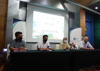 ZURAIDA Kamaruddin (dua kanan) mengadakan sidang akhbar selepas melawat PTP di Iskandar Puteri, Johor.