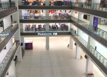 Kompleks beli-belah Paradigm Mall lengang berikutan PKP di Johor bermula semalam. - UTUSAN/RAJA JAAFAR ALI