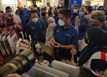  RADZI Jidin meluangkan masa meninjau hasil inovatif murid pada Program Showcase Transformasi Pendidikan di Alamanda, Putrajaya.