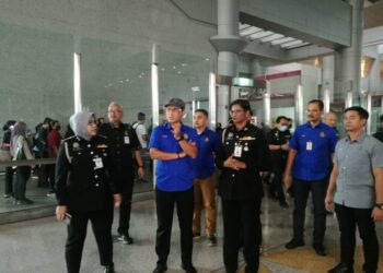 KHAIRUL DZAIMEE DAUD (tengah) meninjau keadaan laluan keluar kenderaan Singapura di Bangunan Sultan Iskandar, Johor Bahru.