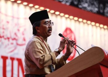 JOHARI Abdul Ghani menyampaikan ucapan penggulungan Perhimpunan Agung UMNO 2023 di Dewan Merdeka, Pusat Dagangan Kuala Lumpur (WTCKL).