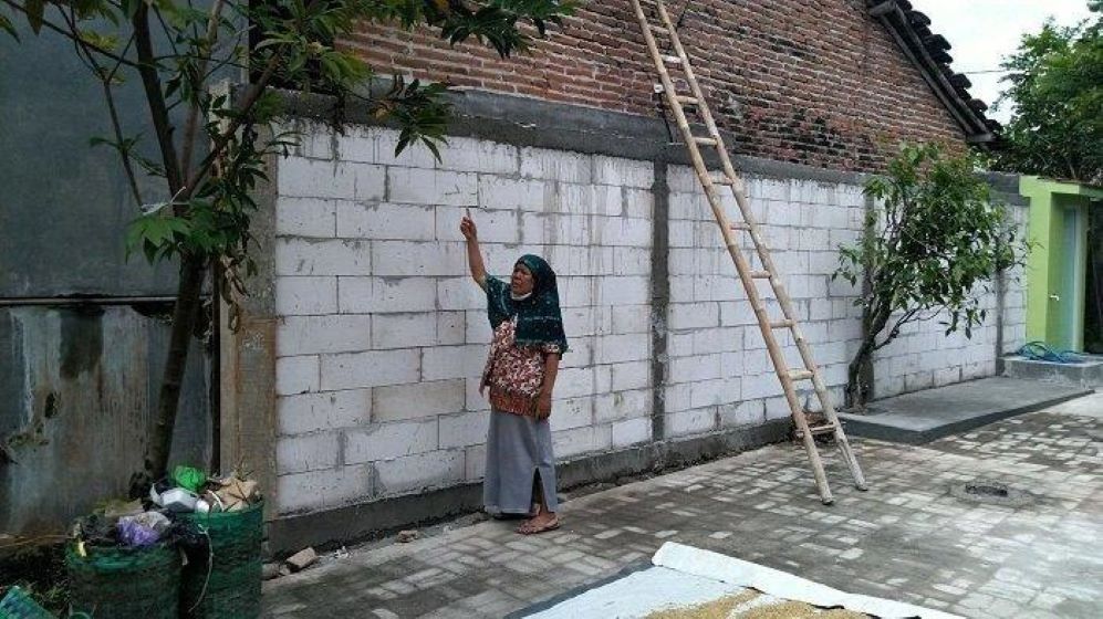 Akibat mulut terlalu laser, jiran pasang tembok 10 meter