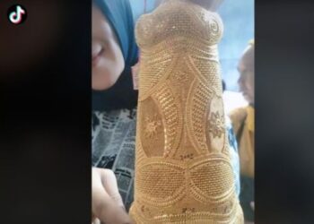 GAMBAR wanita memakai emas sebesar lengan yang tular dalam TikTok.-MEDIA SOSIAL