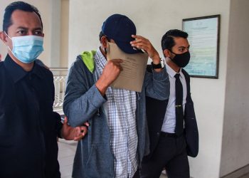 ABDUL Halim Abdullah (tengah) dibawa ke Mahkamah Sesyen Seremban, Negeri Sembilan atas pertuduhan menerima rasuah wang tunai berjumlah RM5,000 bagi pembinaan sebuah dewan badminton di SMK Rantau pada 2013. - UTUSAN/MUHAMMAD IZZAT TERMIZIE