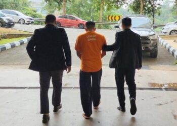 PENOLONG jurutera awam bahagian jalan, Jabatan Kerja Raya (JKR) Raub (tengah) direman lima hari bagi membantu siasatan kes rasuah di Mahkamah Majistret Kuantan di Kuantan, Pahang. - UTUSAN/ DIANA SURYA ABD WAHAB