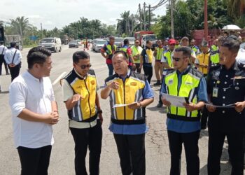 ALEXANDER Nanta Linggi (tiga dari kiri) meninjau lokasi kerap berlaku kemalangan yang dikenali 'Selekoh Tyson' di Jalan Teluk Intan-Bagan Datuk hari ini. - UTUSAN