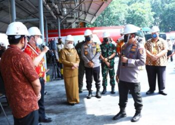 LISTYO SIGIT PRABOWO melawat kilang pemprosesan minyak masak di PT Smart, Rungkut, Surabaya, Jawa Timur.-KOMPAS.COM