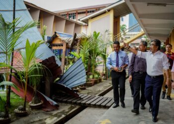 JOHARI Abdul Ghani (kanan) melawat SMK Datok Lokman yang terjejas akibat kejadian ribut, hari ini. - UTUSAN/FARIZ RUSADIO