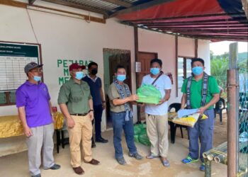 Dr. Joachim Gunsalam (tiga dari kiri) menyampaikan Bakul Makanan kepada seorang penduduk Kampung Mansalu, Ranau dalam rangka lawatan kerja ke kampung itu kelmarin.