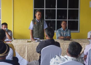 DR. JOACHIM Gunsalam ketika berucap pada program ramah mesra dan dialog lantikan politik  dalam Dewan Undangan Negeri (DUN) Kundasang di Ranau.
