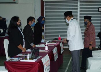 ABANG Johari Tun Openg menyerahkan borang penamaan calon di Pusat Penamaan Calon Dun Gedong sempena PRN Sarawak di Dewan Masyarakat Gedong, Sarawak. - UTUSAN/MUHAMAD IQBAL ROSLI