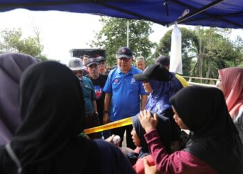 JOHARI Harun (tengah) bertemu keluarga remaja lemas di Sungai Pertang, Mengkarak 1, berdekatan Felda Kemasul di Bentong, Pahang.