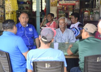 MOHD. JOHARI Hussain (dua dari kiri)  ketika melakukan tinjauan ramah mesra di Sepayang di Rompin, Pahang. - FOTO/SHAIKH AHMAD RAZIF