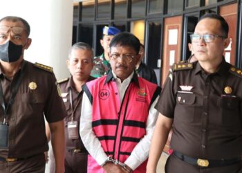JOHNNY Gerard Plate mengenakan jaket merah jambu yang dipakai oleh suspek kes rasuah ketika tiba di Pejabat Peguam Negara. - AGENSI