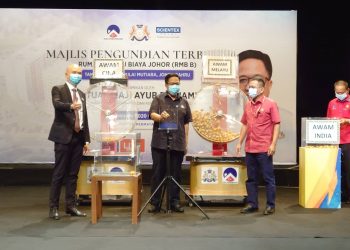 Ayub Jamil (tengah) menyempurnakan Majlis Pengundian Terbuka Rumah Mampu Biaya Johor secara atas talian di Auditorium RTM, Johor Bahru. - UTUSAN/KHAIRUL MOHD ALI.