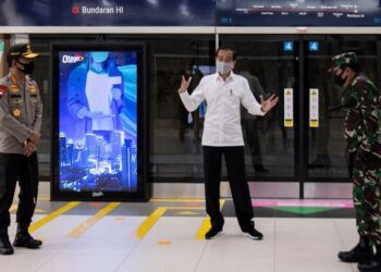 JOKOWI meninjau pematuhan SOP Covid-19 di stesen MRT di Jakarta. -AFP