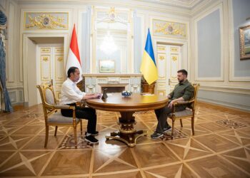 JOKOWI berjabat tangan dengan Volodymyr Zelensky semasa mengadakan pertemuan di Kyiv.-AFP