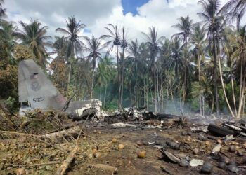 Pesawat pengangkut Lockheed C-130, angkatan laut Filipina yang membawa pasukan operasi  pemberontakan, terbabas dari landasan setelah mendarat di lapangan terbang Jolo di wilayah Sulu, semalam. - AFP
