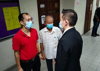 Ng Ah Leak (tengah) mengaku tidak bersalah di Mahkmah Sesyen Butterworth, Pulau Pinang hari ini atas pertuduhan menjolok bawah mata seekor anjing  Oktober tahun lalu.