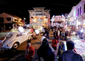 SUASANA para pelancong yang membanjiri Jonker Walk, Banda Hilir, Melaka terutama ketika waktu malam, meskipun tidak semeriah sebelum negara berdepan pandemik Covid-19. - UTUSAN/RASUL AZLI SAMAD