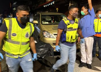 ANGGOTA polis mengangkat mayat wanita warga emas yang maut dalam kejadian kebakaran di Jalan Hang Kasturi, Jonker Walk, Melaka. - UTUSAN/DIYANATUL ATIQAH ZAKARYA 