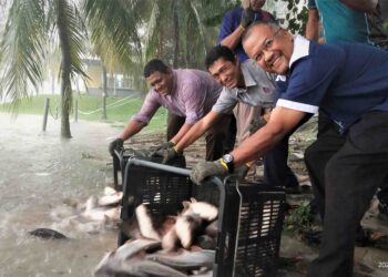 Majlis pelepasan ikan telah disempurnakan , Khairul Azmir Ahmad (dua dari kanan) beserta para pegawai DBKL yang bersama melepaskan spesis patin untuk Cabaran Joran Kuala Lumpur Ahad ini.