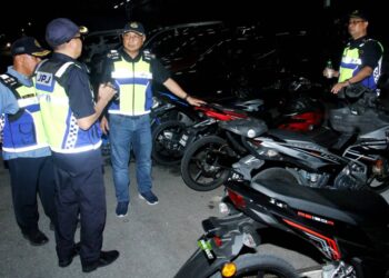 LOKMAN Jamaan (tengah) pada program Advokasi dan Op Motosikal sempena Musim Perayaan Hari Raya Aidilfitri 2023 di Ipoh semalam. - UTUSAN/MUHAMAD NAZREEN SYAH MUSTHAFA